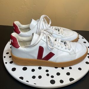 VEJA V-12 LEATHER WHITE MARSALA GUM SOLE